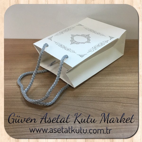 12x17x7 Ölçülü Beyaz Üzerine Gümüş Saray Desenli Karton Çanta