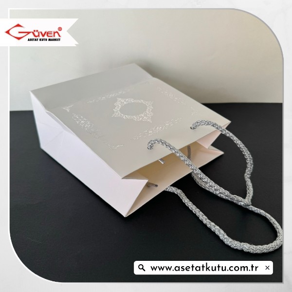15.5x17x8 Beyaz Üzerine Gümüş Saray Desenli Karton Çanta