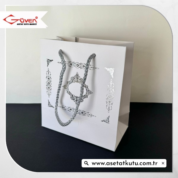 15.5x17x8 Beyaz Üzerine Gümüş Saray Desenli Karton Çanta