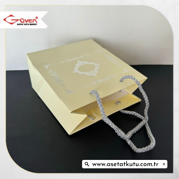 15.5x17x8 Krem Üzerine Gümüş Saray Desenli Karton Çanta