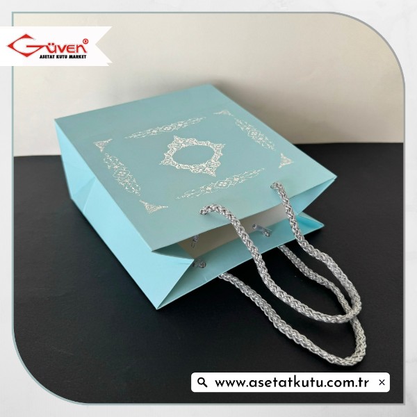 15.5x17x8 Mavi Üzerine Gümüş Saray Desenli Karton Çanta
