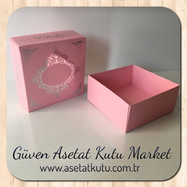 8x8x3.5 Pembe Üzeri Gümüş Yaldız Baskılı Saray Desenli Karton Kutu